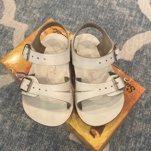 Salk Water sandal size 4